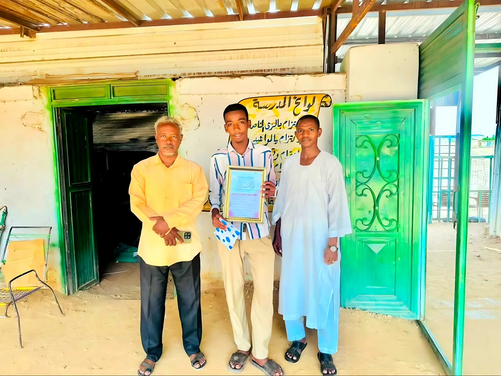 مدخل مدرسة الفاضل محمود بشير الثانوية أثناء تكريم المتفوقين